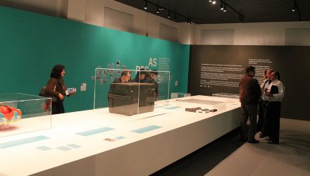 1200px-Inauguração_da_exposição_o_caminho_das_coisas_Núcleo_Caminhos