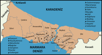 A map depicting districts, squeezed between two bodies of water; farther districts are very large compared to those clustered in the center.